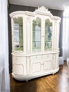 Vitrină Sofia 4 uși stil baroc pentru living elegant